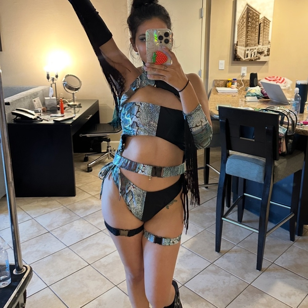 D'VERANO custom made 4 piece - Picture 2 of 3